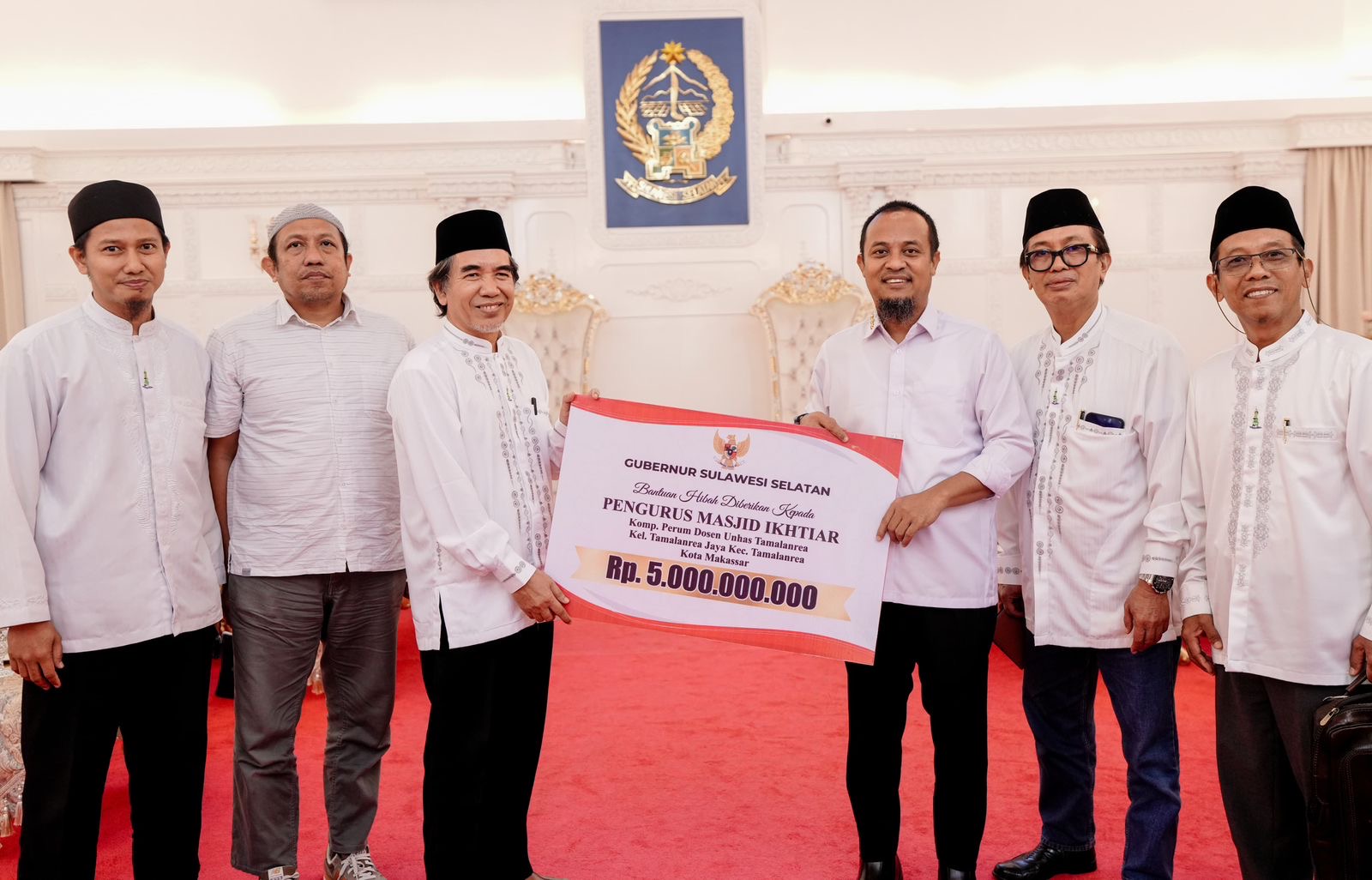 Gubernur Sulsel Serahkan Dana Hibah Rp5 Miliar untuk Pembangunan Masjid Ikhtiar Perdos Unhas