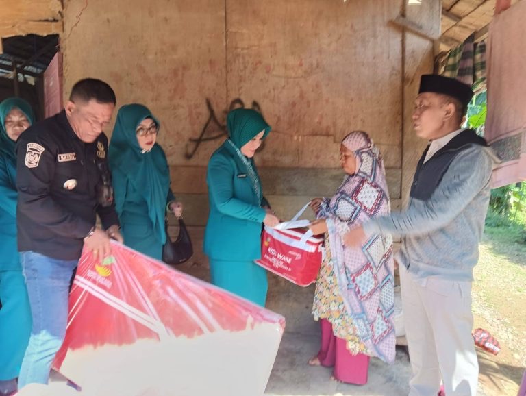 TP PKK Kota Palopo Lakukan Kunjungan ke Keluarga Tidak Mampu dan Anak Penderita Stunting