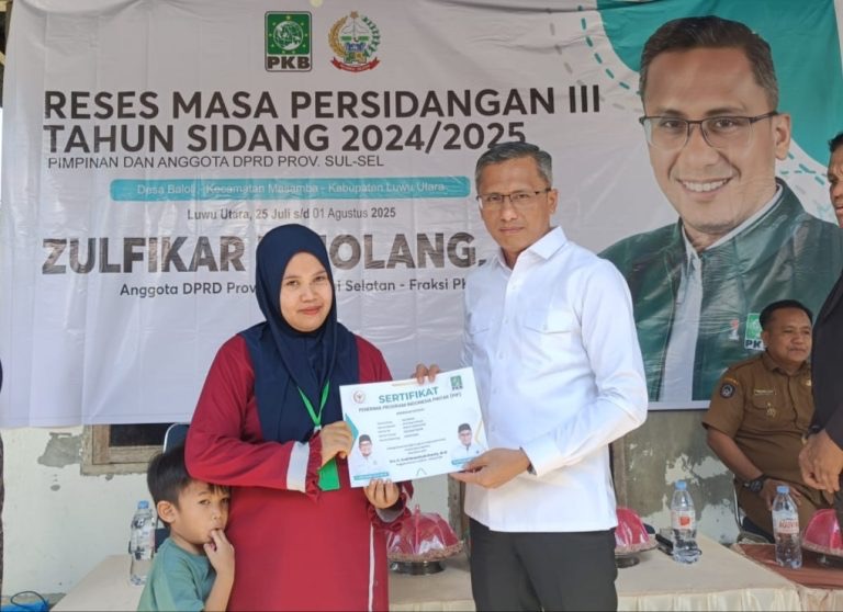 Zulfikar Limolang Serahkan Beasiswa PIP Saat Reses di Desa Baloli