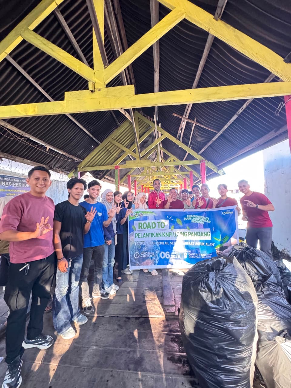 Semangat kepedulian terhadap lingkungan ditunjukkan oleh Pengurus Kecamatan (PK) KNPI Ujung Pandang