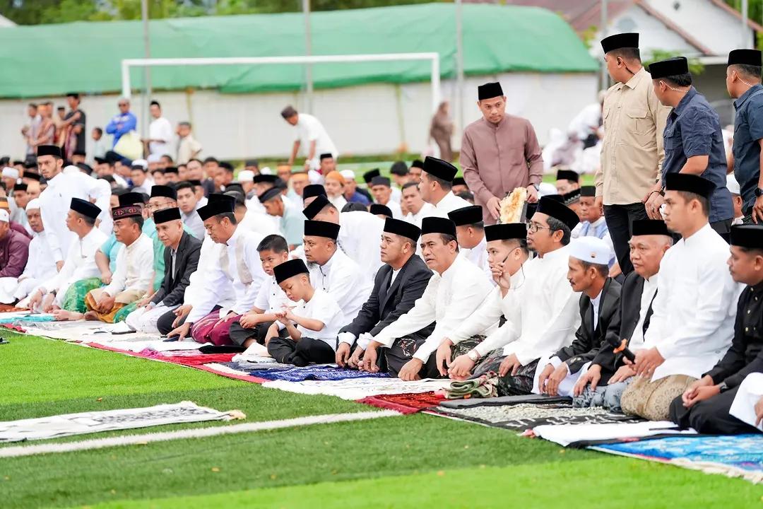 Gubernur Sulsel Andi Sudirman Salat Idul Fitri 1446 Hijriah di Kampung Halaman Bakunge Bone