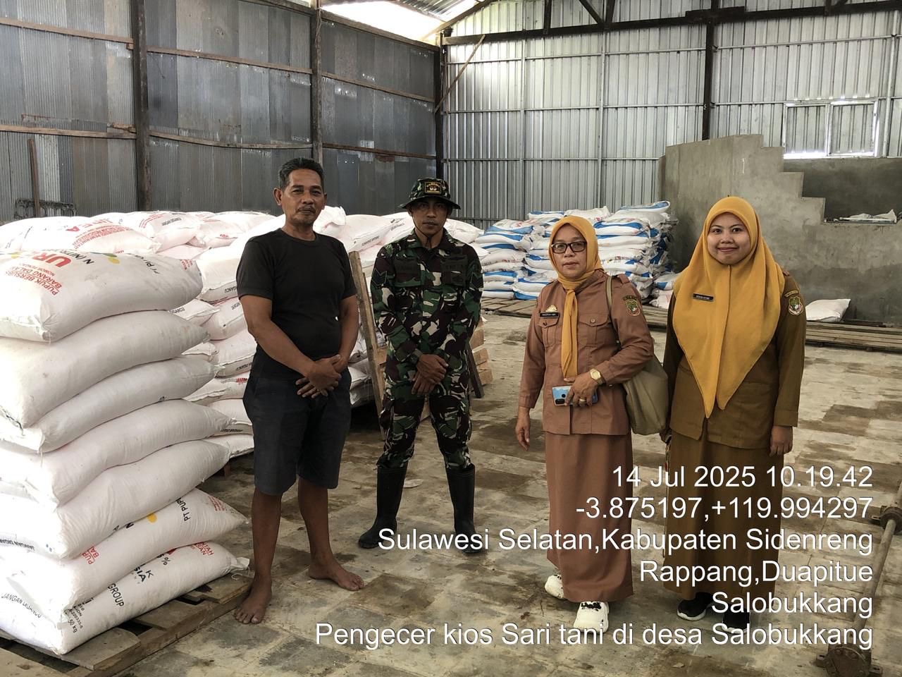 Babinsa Koramil 1420-05 Bersama BPP Dua Pitue Tinjau Gudang Pupuk Kios Sari Tani Desa Salobukkang 