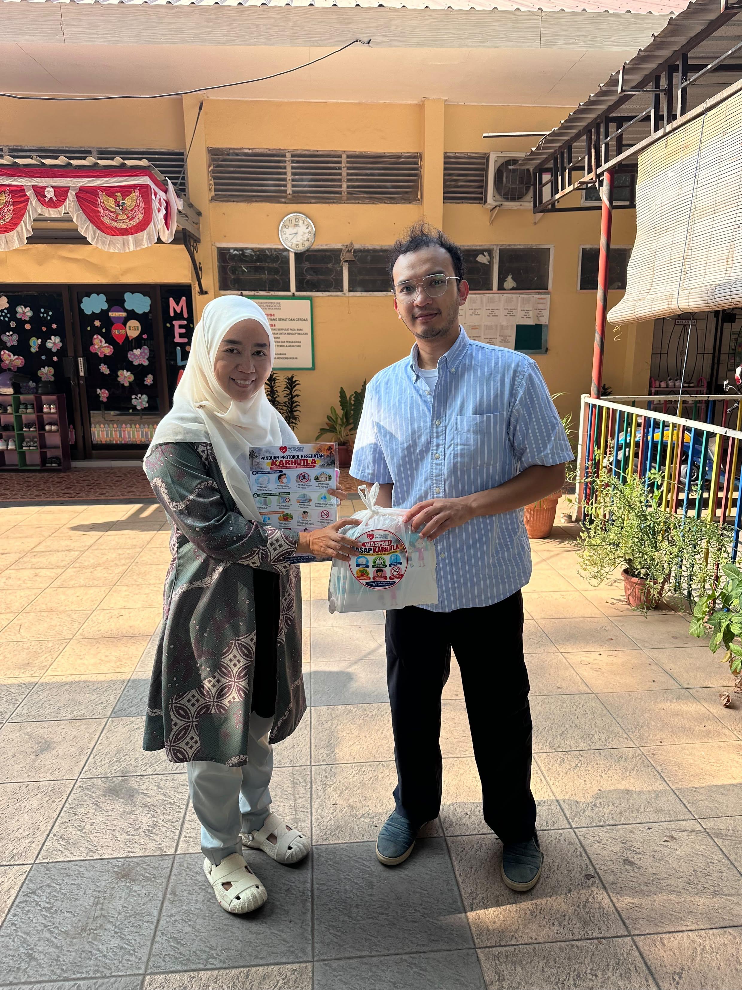 Asap Karhutla Mengancam Kesehatan Anak, Hypoglossus Foundation Bagikan Masker di Makassar