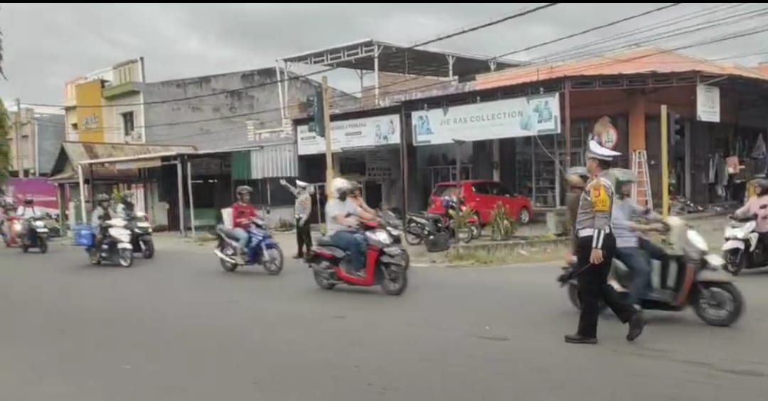 Kasat Lantas Polres Pinrang Pastikan Kelancaran Lalu Lintas Pagi Hari untuk Kenyamanan Masyarakat