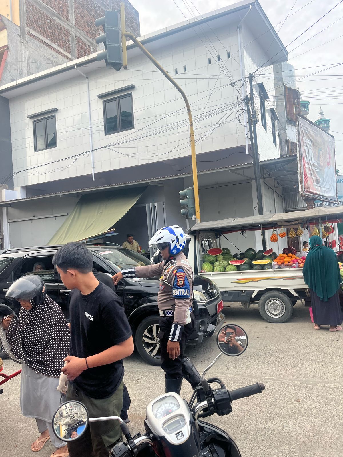 Personil Satlantas Polsek Sawitto Laksanakan Pengaturan Lalu Lintas di Pasar Sentral Pinrang