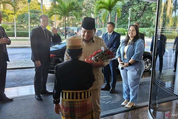 Kunjungan Presiden Prabowo di Brasil Mendapat Respon Hangat Diaspora Brasil, Penyambut Kenakan Pakaian Adat Bugis