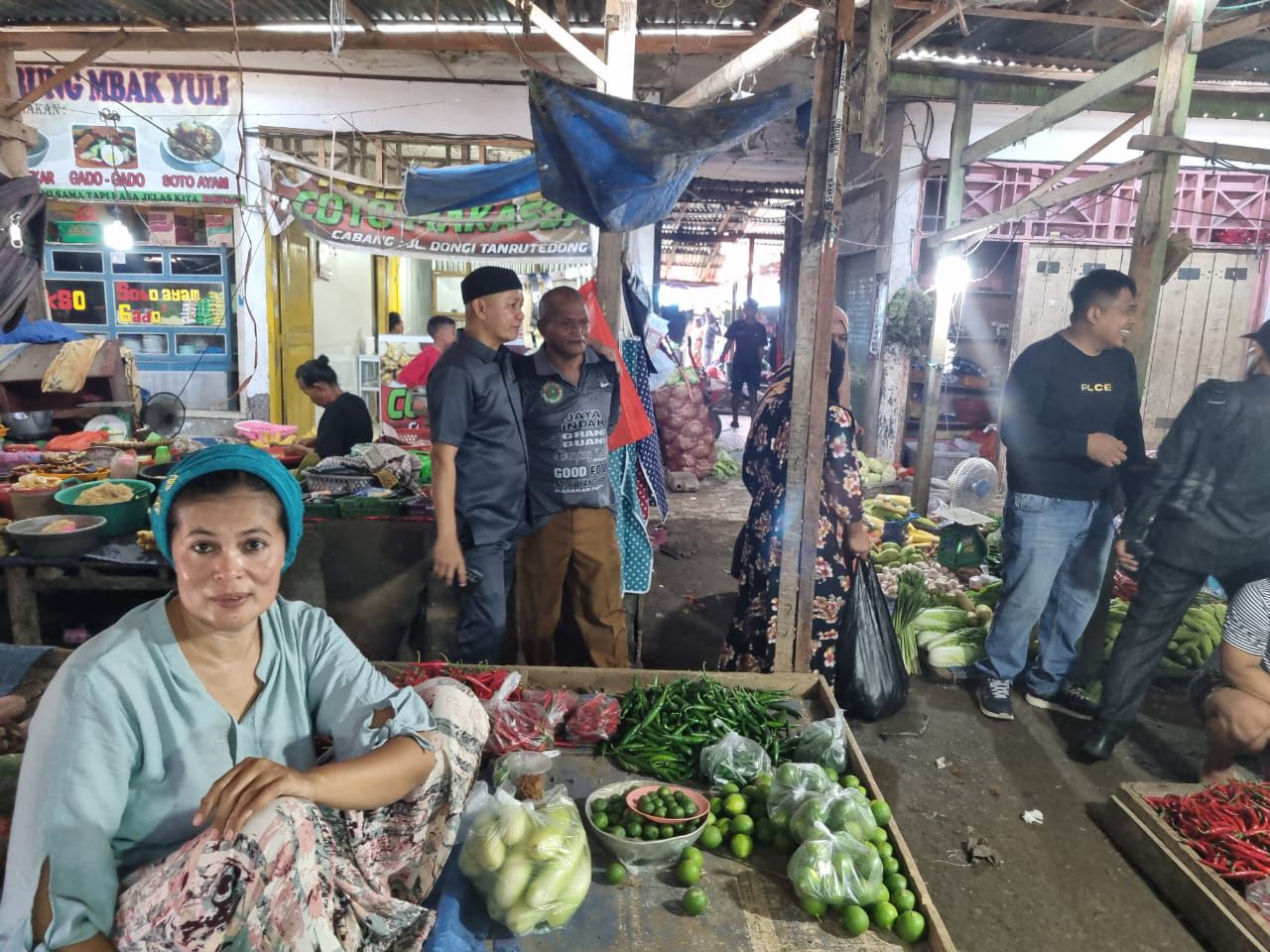 Tinjau Pasar Tanrutedong, Ismail Aksa Pastikan Pasokan Bahan Pangan Lancar Dan Terkendali