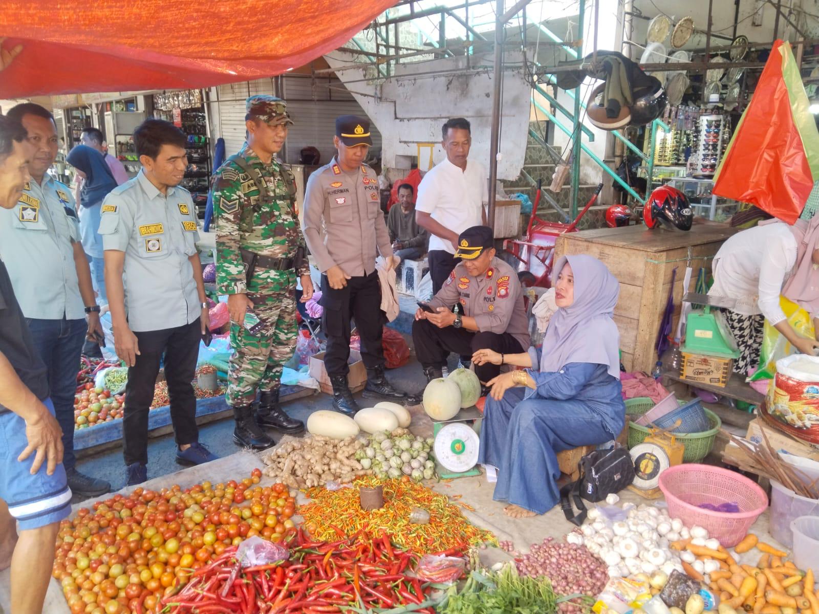 Tripika Kecamatan Watang Sawitto Tinjau Pasar di Pinrang, Pastikan Harga Stabil dan Ketersediaan Sembako Jelang Ramadhan