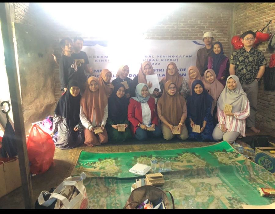 Semangat Anak Muda Maros Bangkitkan Industri Kreatif Inklusif Lewat Daun Lontar dan Limbah Kertas