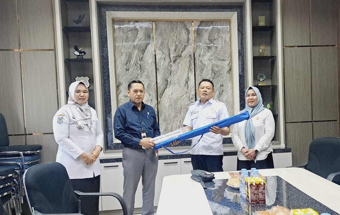 Dinas Koperasi dan UKM Kota Palopo Serahkan Bantuan Payung untuk Pelaku UMKM