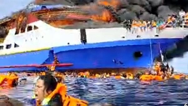 Insiden Kapal Terbakar di Perairan Pulau Taliase Sulut, Terlihat Penumpang Lompat ke Laut