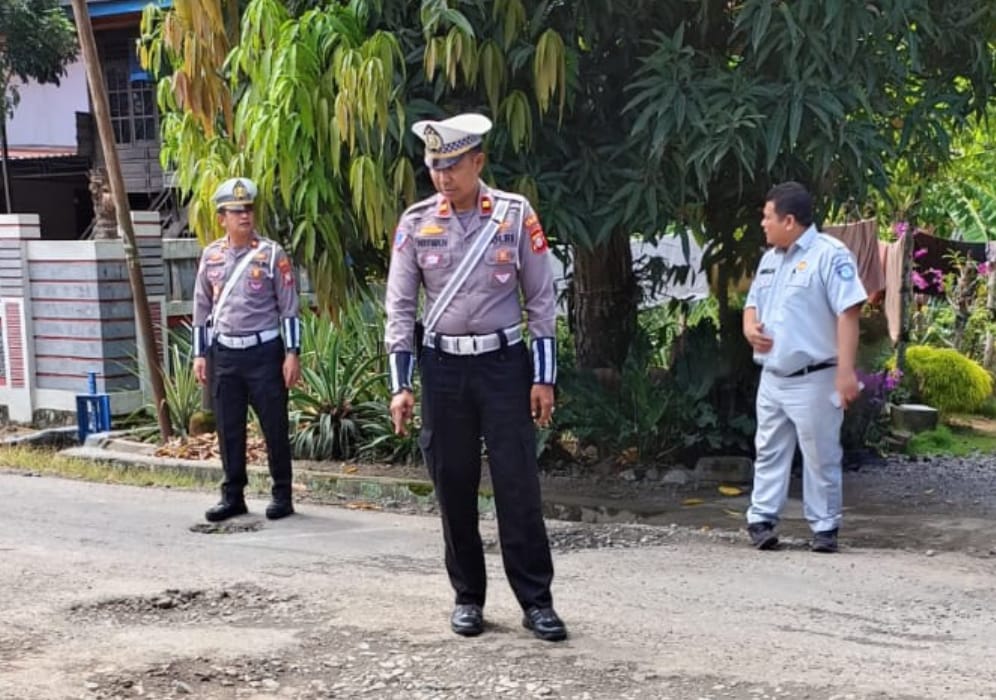 Satlantas Polres Pinrang Pasang Papan Himbauan di Titik Rawan Kecelakaan
