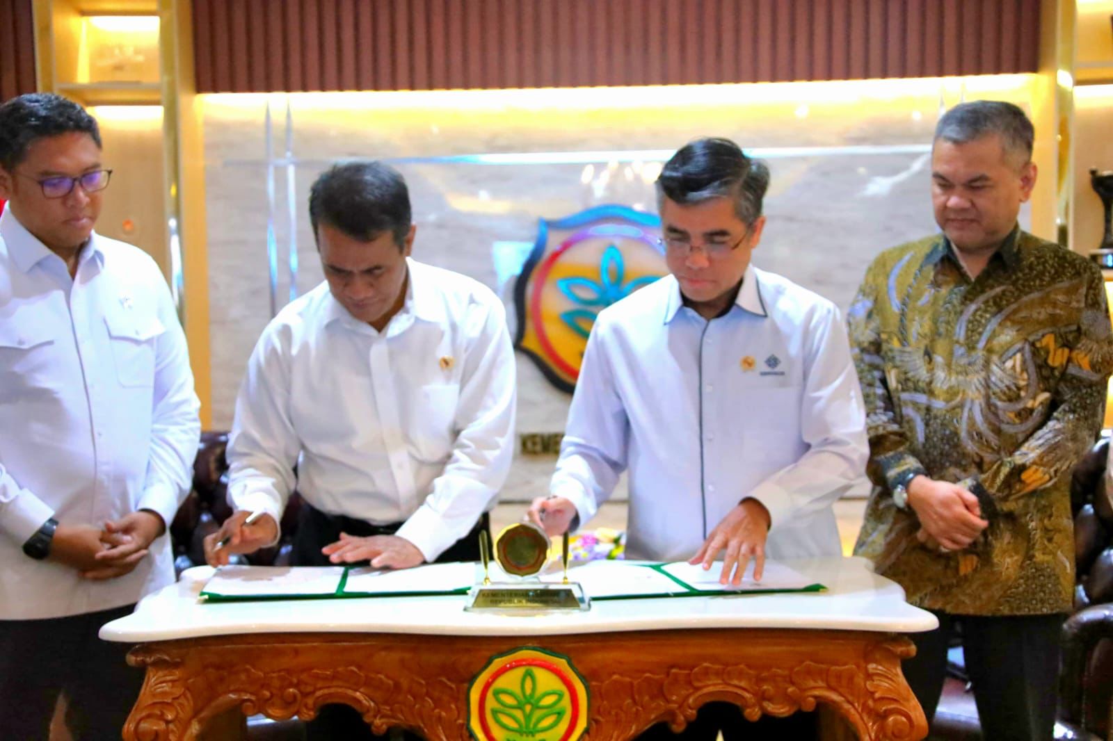 Teken MoU, Mentan Amran dan Menaker Yassierli Siapkan SDM Handal untuk Klaster Pertanian Modern