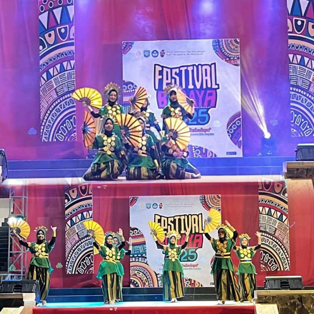 MTs Muhammadiyah Sibatua Angkat Budaya Lokal Lewat Tarian di Panggung Festival Butta Siang 2
