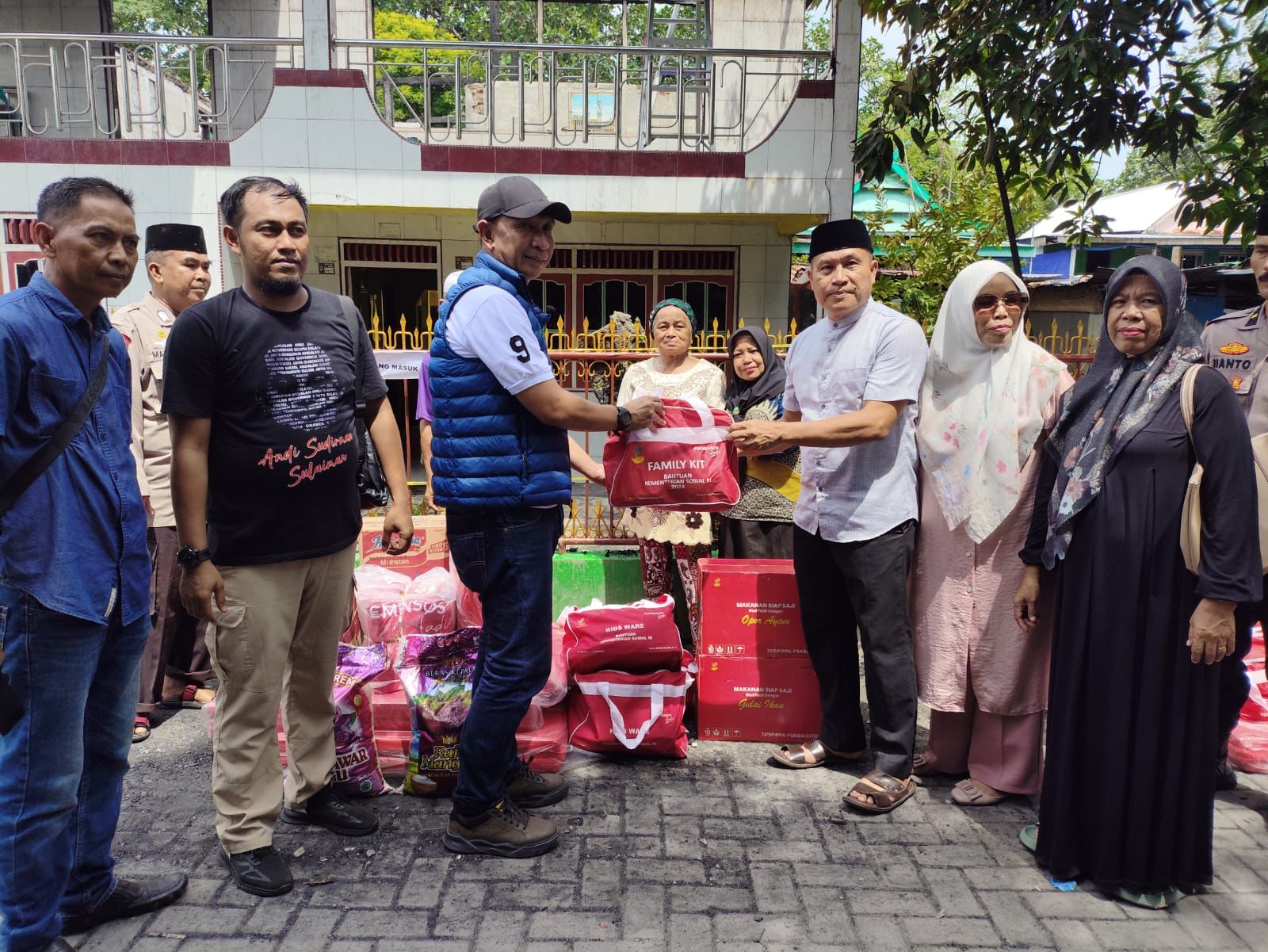 Dinsos Sulsel Salurkan Bantuan untuk Korban Kebakaran di Pulau Barrang Lompo Makassar