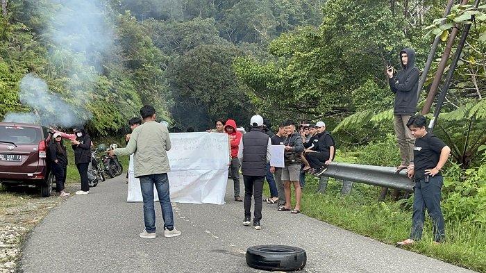 Warga Battang Barat Desak Akses Internet, APMBB Gelar Aksi Blokir Jalan