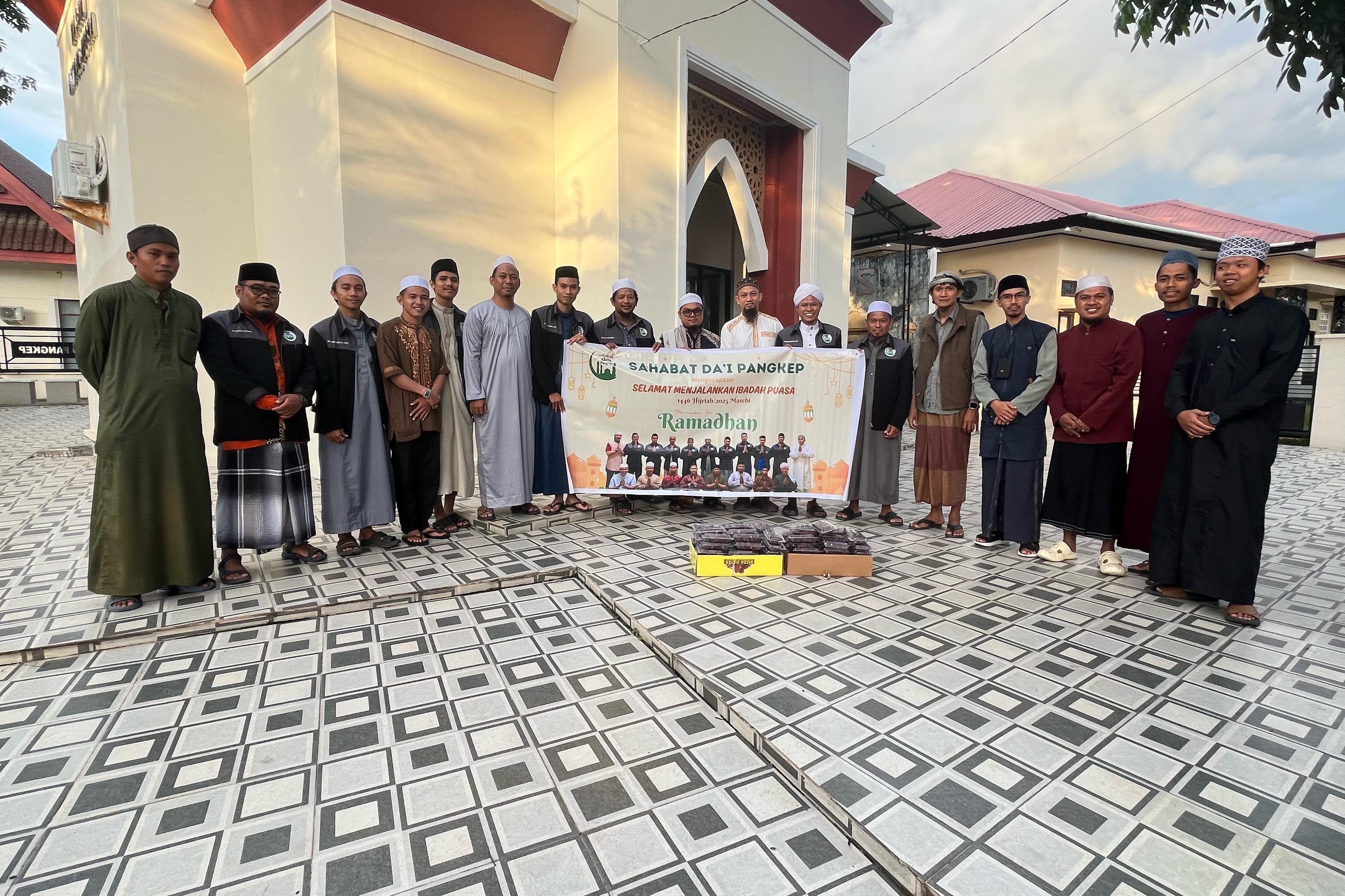 Gelar Tausyiah Ramadhan, Sahabat Da'i Pangkep Berbagi Kurma ke Pengguna Jalan