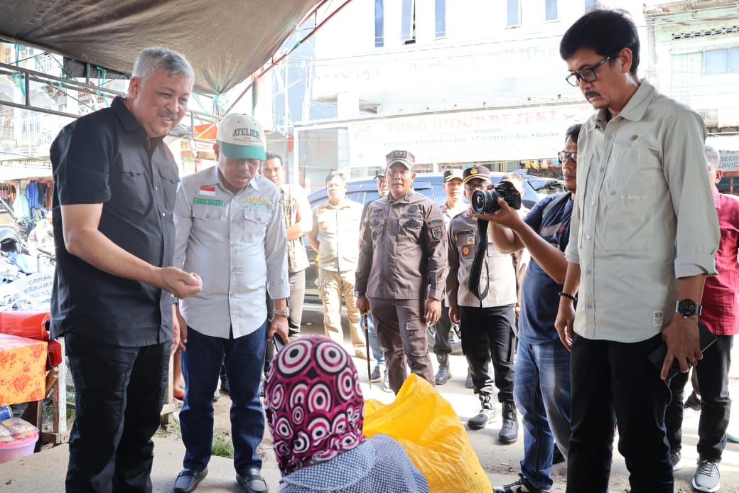 Bupati Pinrang, H.A.Irwan Hamid lakukan operasi Pasar