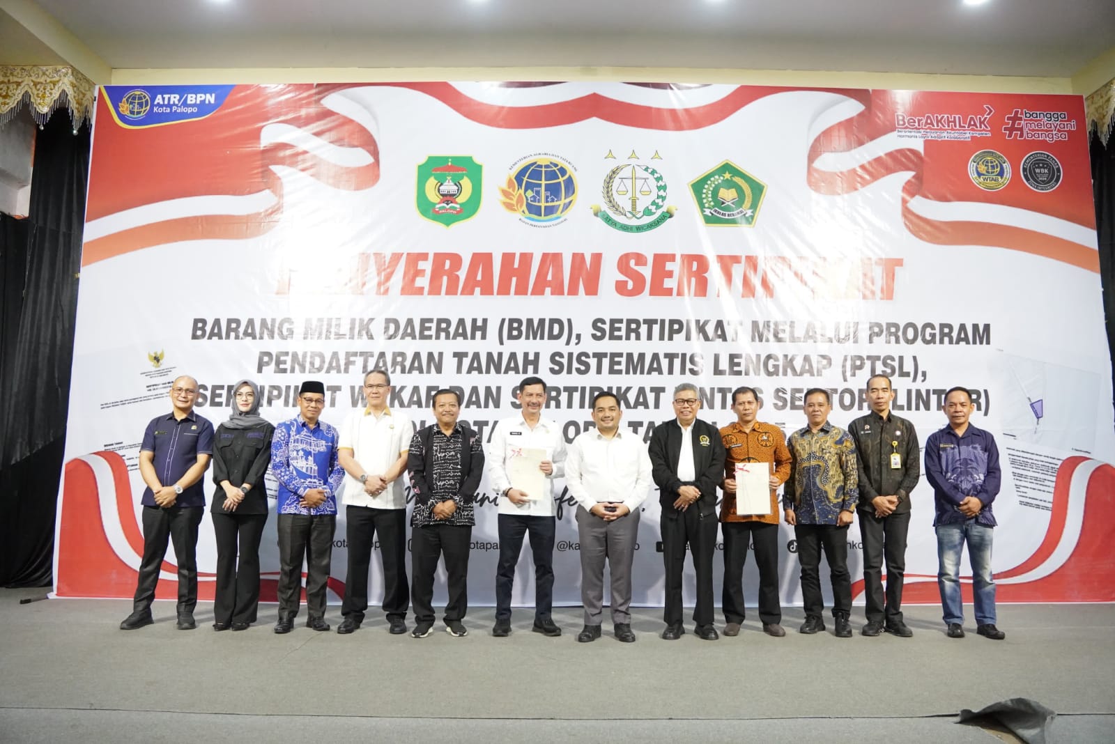 Pj. Wali Kota Hadiri Penyerahan Sertifikat BMD, PTSL, Wakaf, dan Lintas Sektor