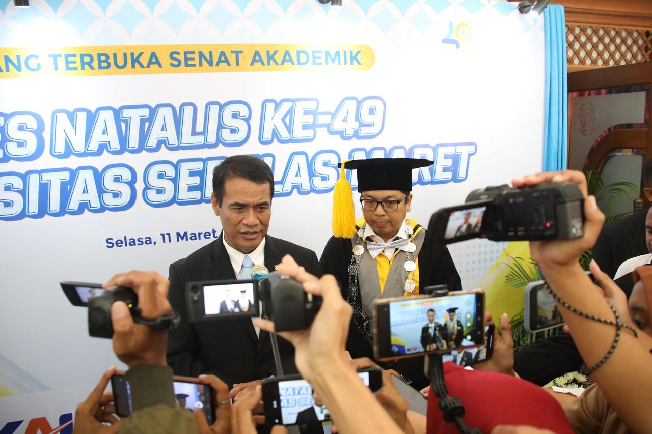 Mentan Terharu Raih Penghargaan UNS, Teringat Didikan Ibunda