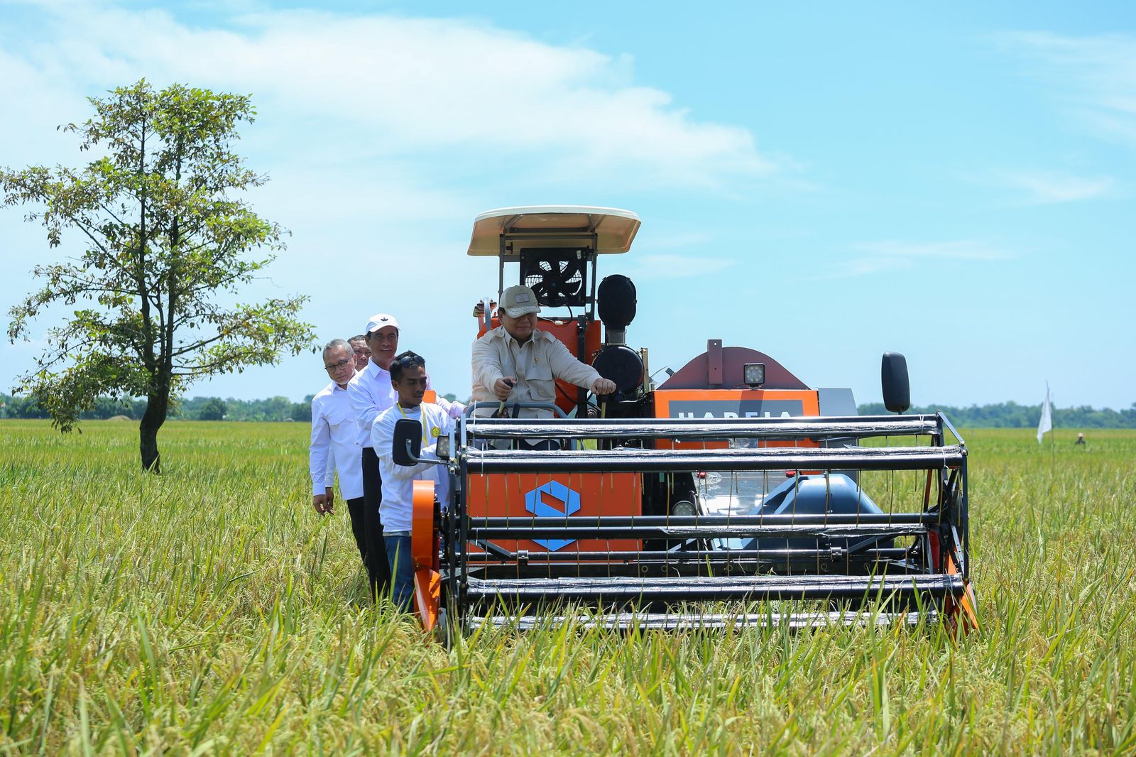 Prabowo Apresiasi Gerak Cepat Mentan Amran: Tiap Saya Cari, Beliau Selalu Ada di Sawah