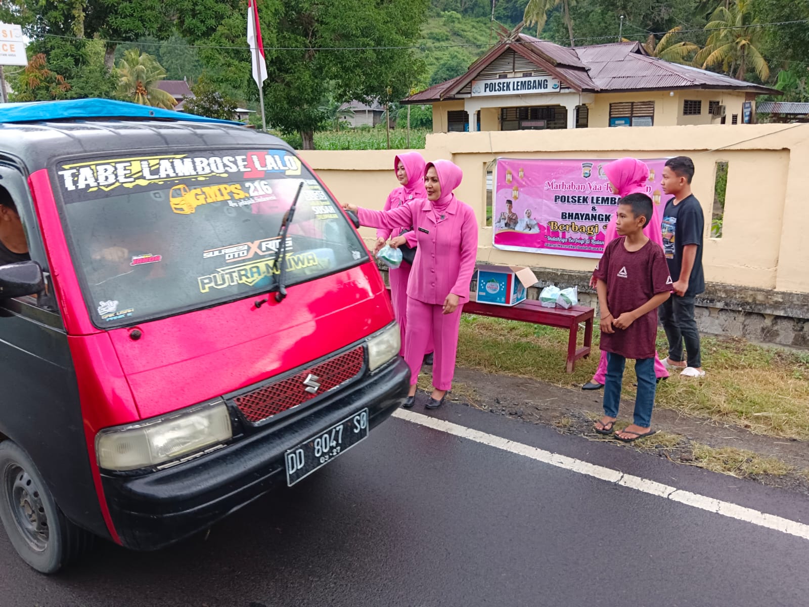 Polsek Lembang dan Bhayangkari Ranting Lembang Bagikan Takjil kepada Pengendara