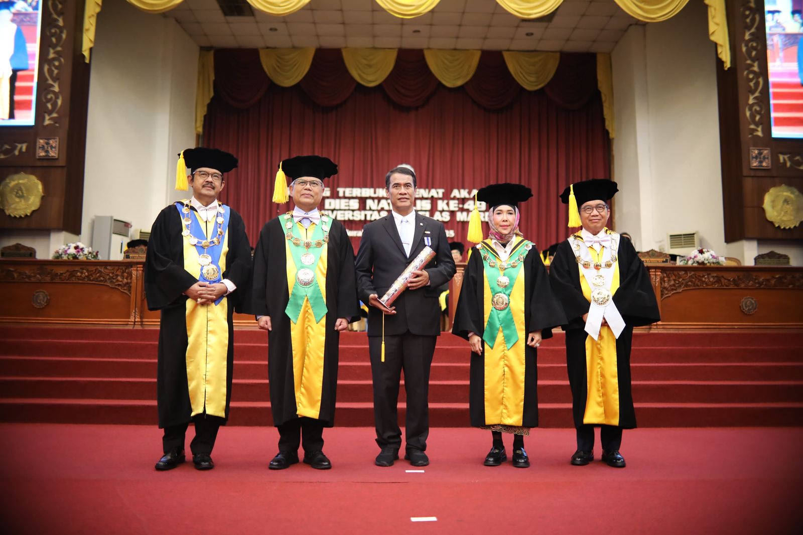 Ikuti Jejak BJ Habibie, Mentan Amran Raih Penghargaan Tertinggi dari Universitas Sebelas Maret