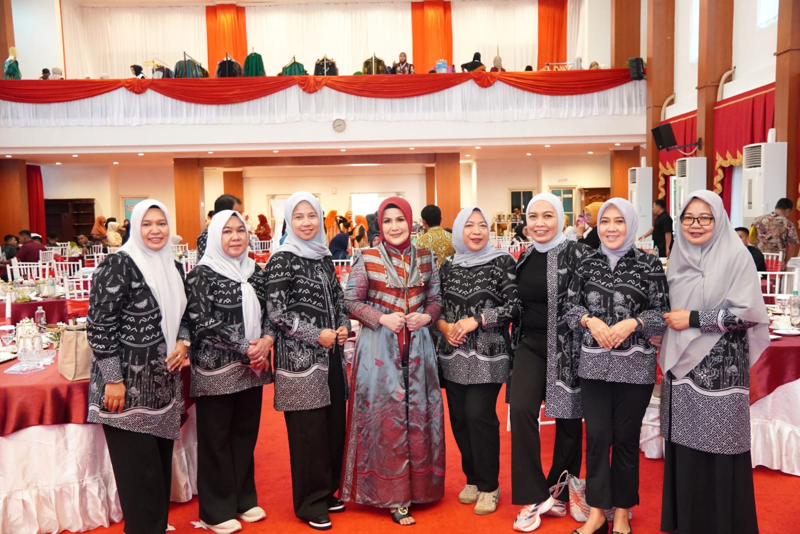 Ketua Dekranasda Kota Palopo Tampil Memukau dalam Fashion Show Warna Budaya