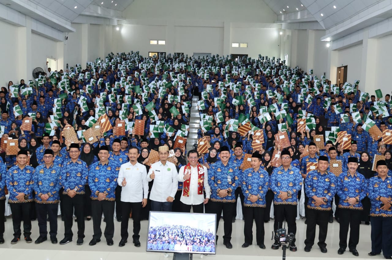 Kepala Biro SDM Kemenag RI Serahkan SK PPPK di UIN Palopo