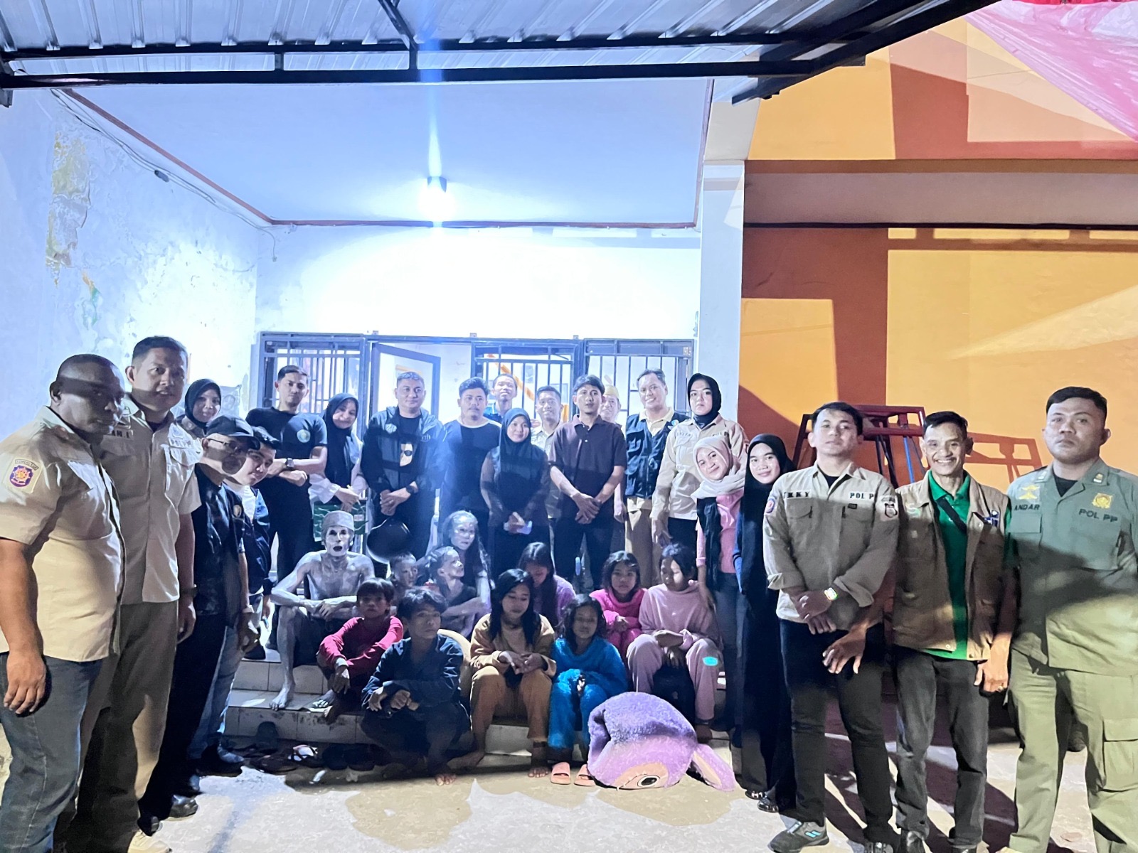 Dinas Sosial Bekerja Sama Satpol PP BKO Tertibkan Manusia Silver Hingga Gepeng