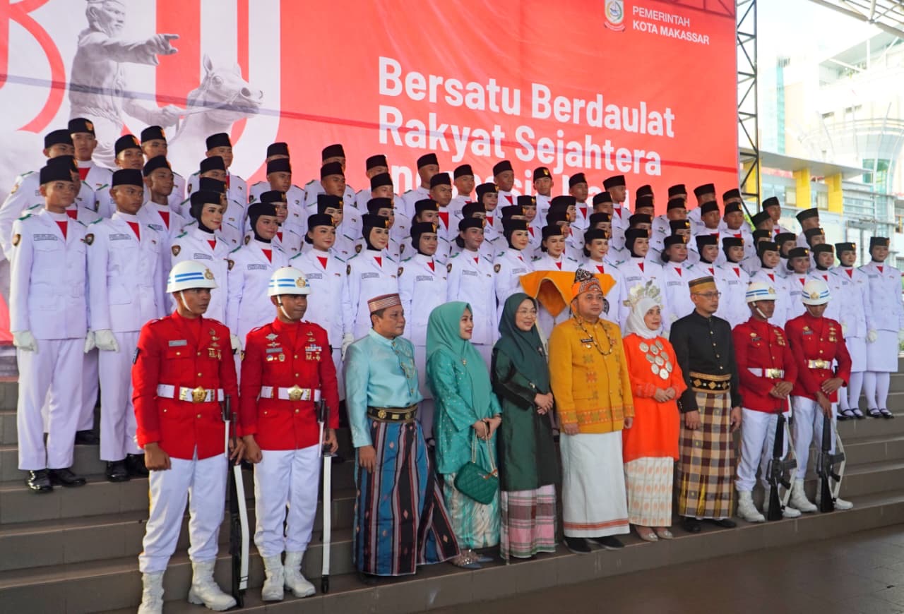 Wali Kota Munafri Pimpin Penurunan Bendera, Tampil dengan Pakaian Adat Toraja