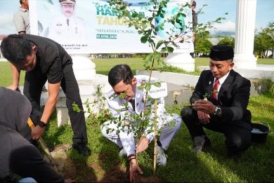 Pj Wali Kota Palopo Tanam Pohon Serentak Memperingati Hari Bumi