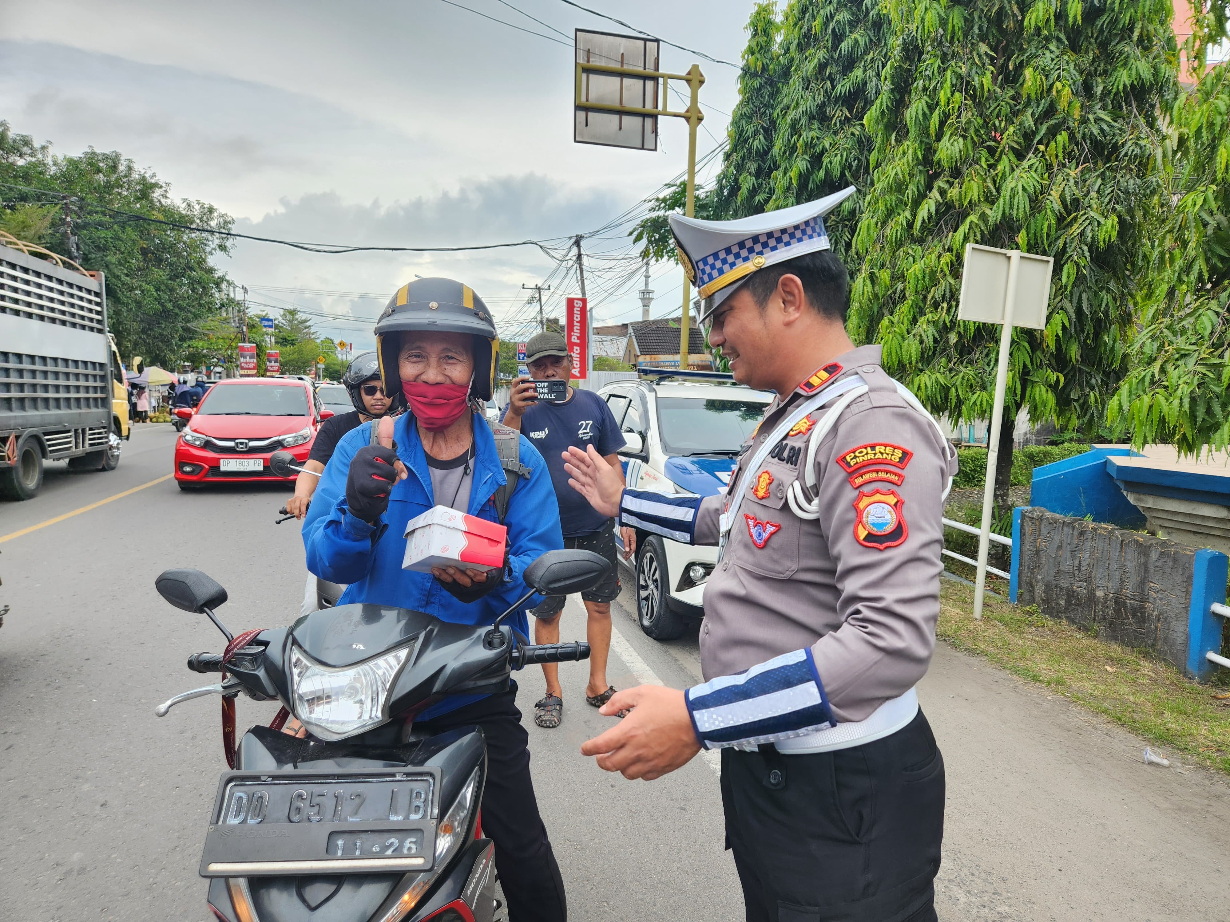 Kasat Lantas Polres Pinrang Pimpin Pembagian Takjil, Himbau Pedagang Tak Berjualan di Bahu Jalan