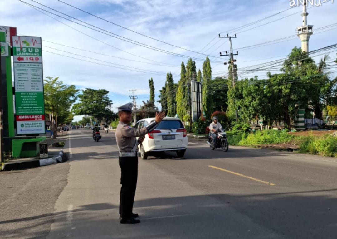 Satlantas Polres Pinrang Perketat Pengamanan Lalu Lintas Pagi Hari di Jalan Jenderal Sudirman