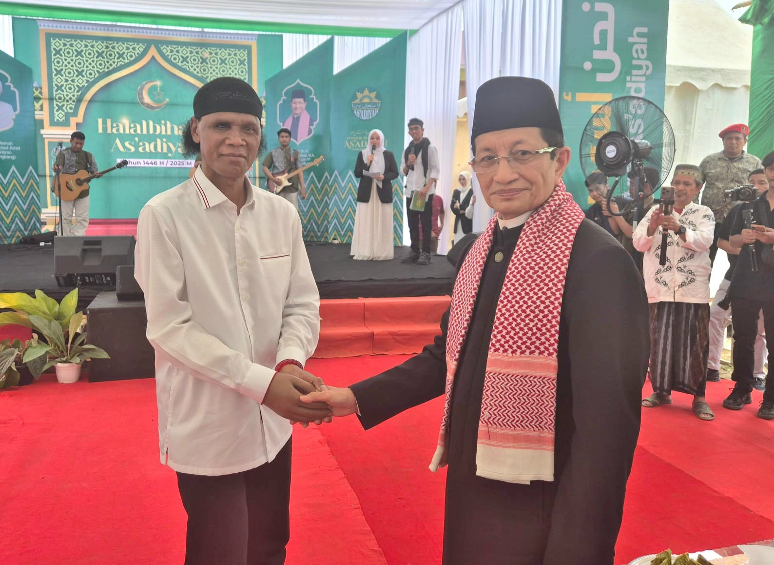 Disaksikan Menteri Agama RI, Hercules Serahkan Bantuan 50 Juta ke Pondok Pesantren As'adiyah Wajo