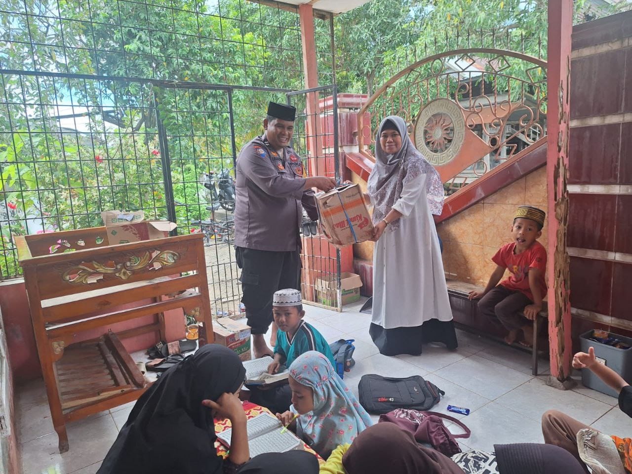 Bhabinkamtibmas Desa Siwolong Polong Gelar Kegiatan Jumat Berkah di TPA Nurul Huda