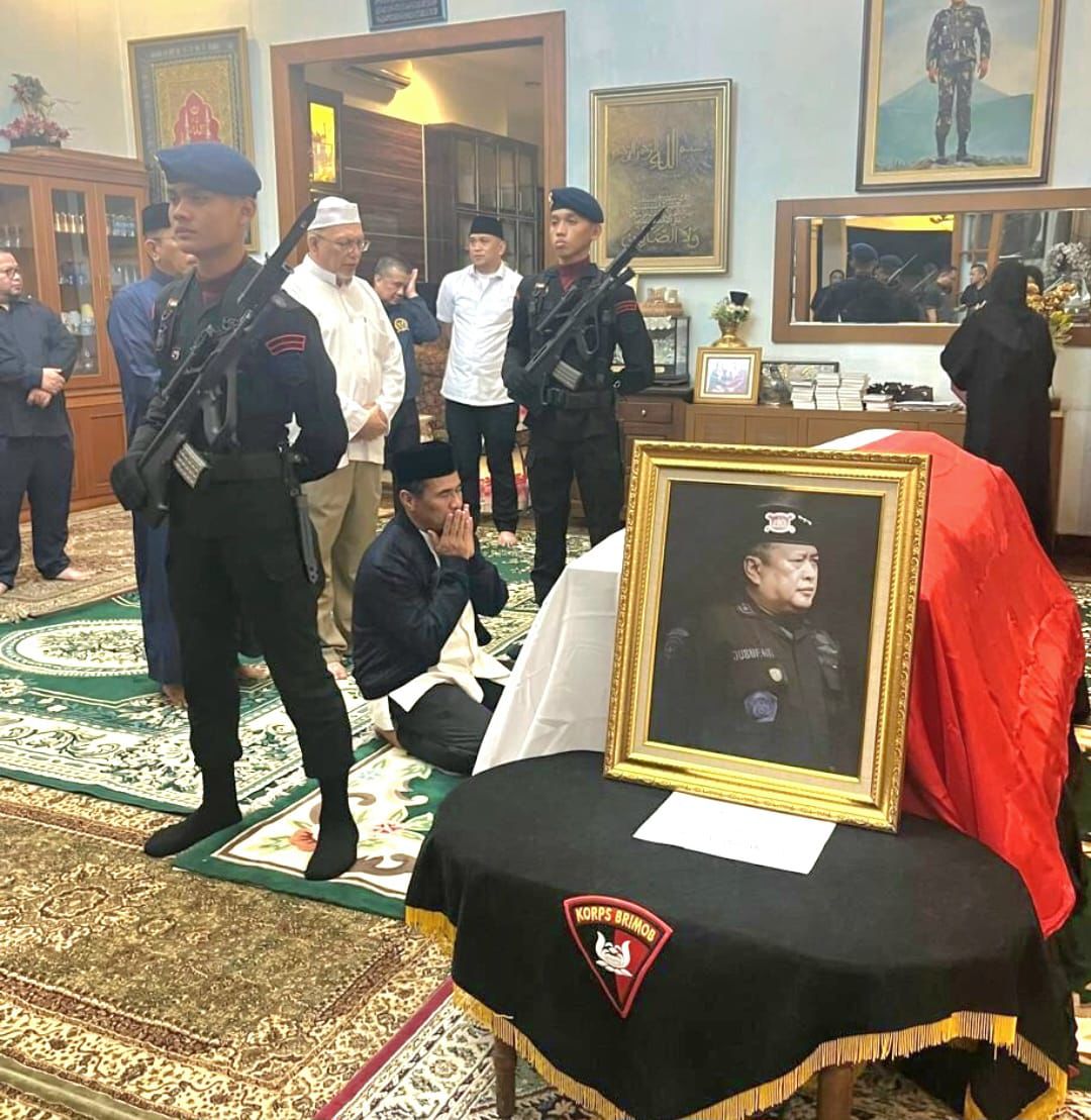 Berduka Akan Wafatnya Jusuf Manggabarani, Mentan Amran Melayat Tengah Malam