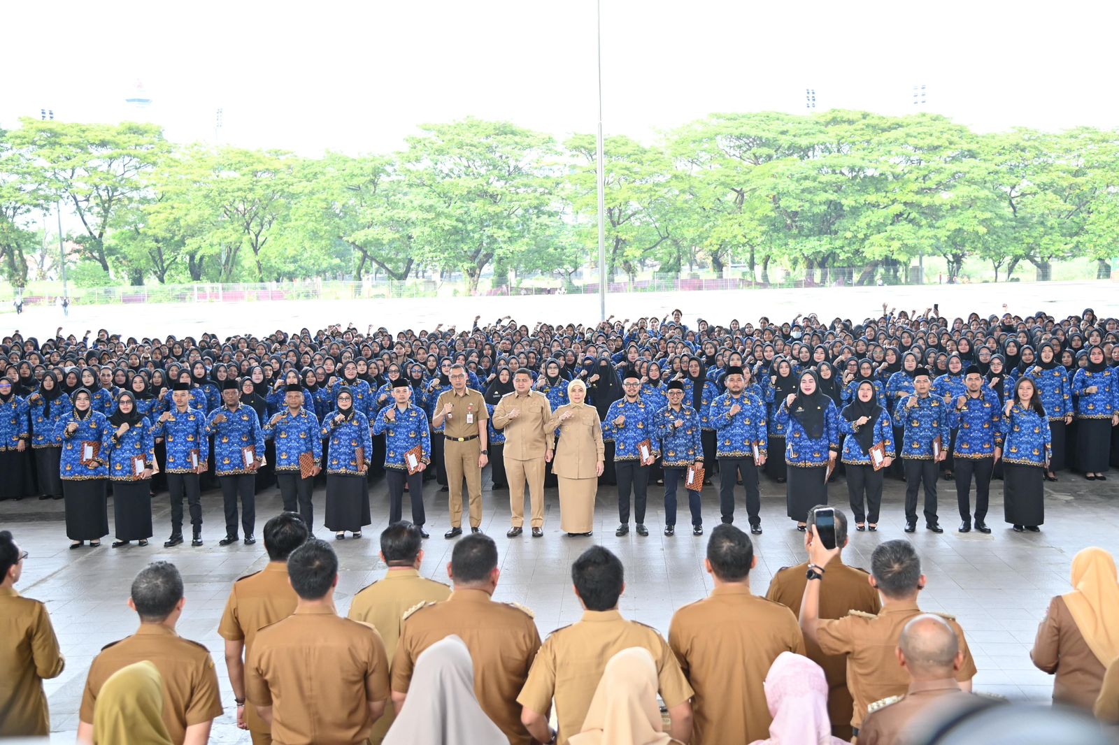 Haru Nono, Ketua Bidang Olahraga DPD KNPI Kota Makassar Mewakili Unsur Pemuda Menerima Langsung Penyerahan SK PPPK Secara Simbolis.
