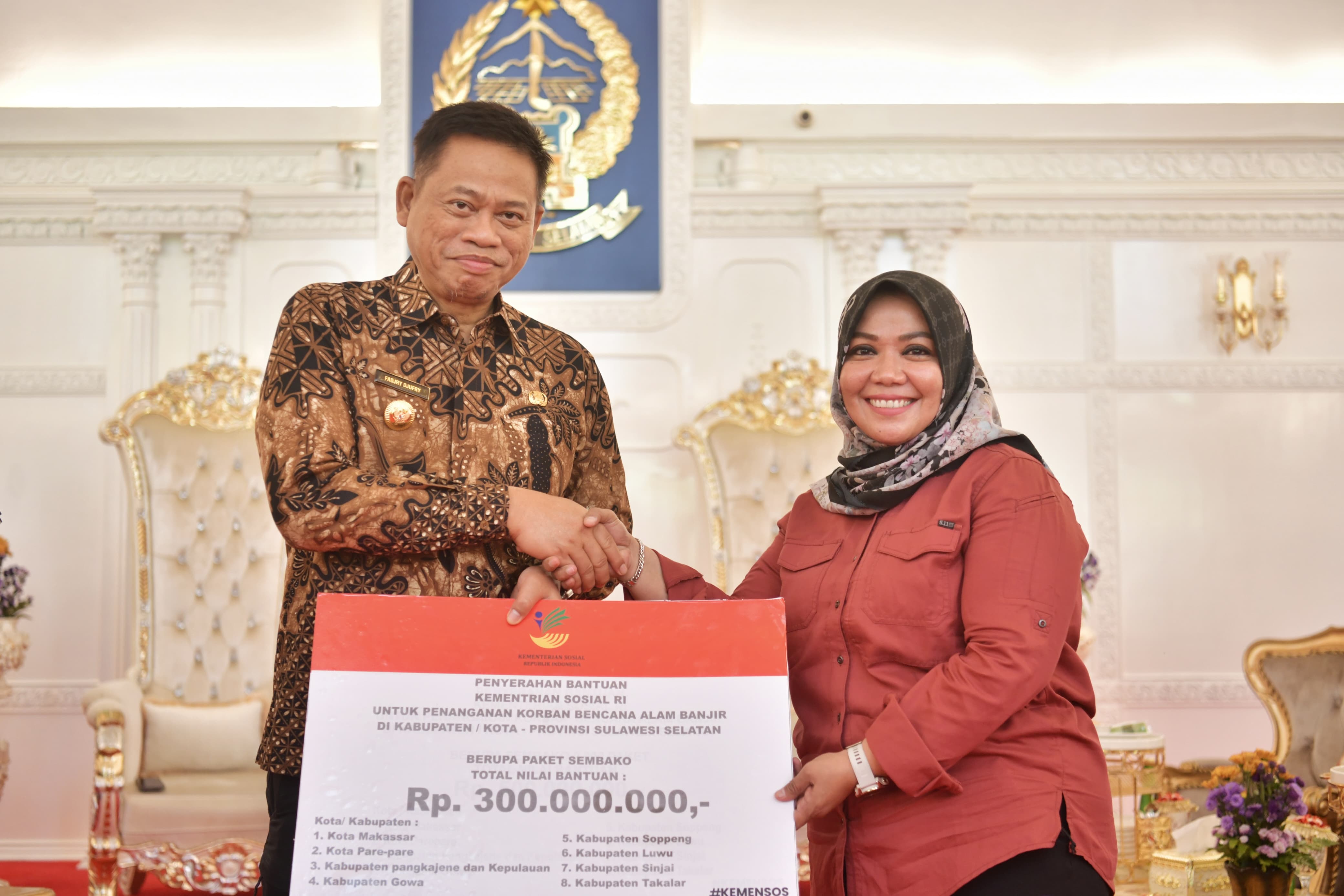Pj Gubernur Prof Fadjry Djufry Dampingi Direktur PSKBA Kemensos Serahkan 3.000 Paket Bantuan untuk Korban Banjir di Sulsel