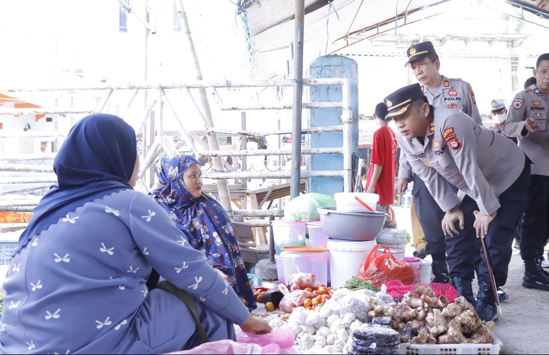 Kapolres Pinrang Tinjau Pasar Sentral, Pastikan Harga Stabil dan Stok Sembako Aman