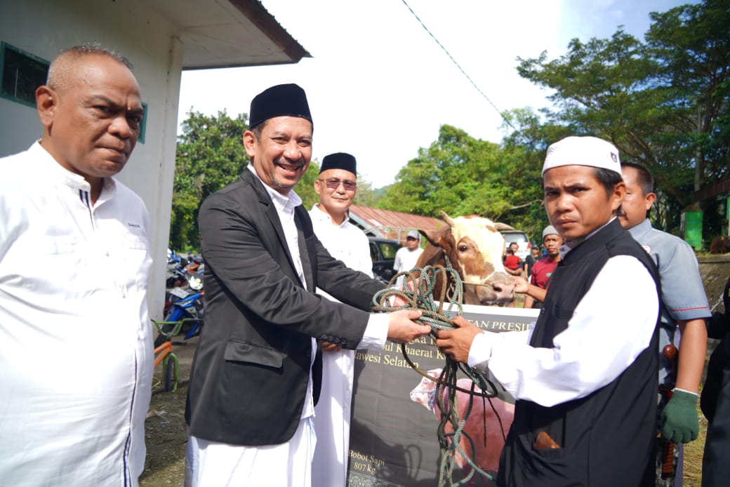 Pj. Wali Kota Palopo Serahkan dan Sembelih Hewan Kurban Presiden RI Prabowo Subianto