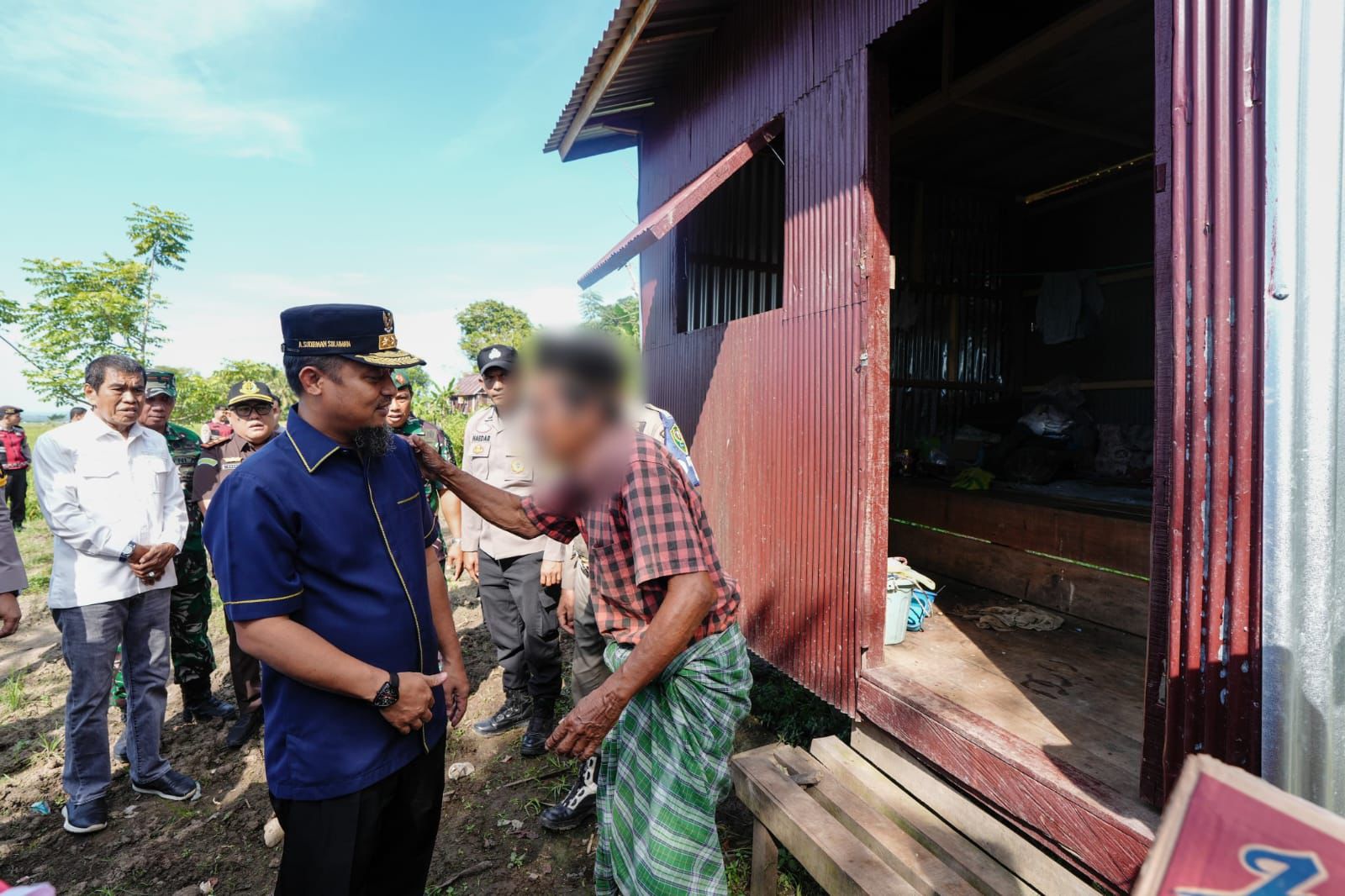 Gubernur Sulsel Serahkan Bantuan Bedah Rumah Warga Kurang Mampu di Barru