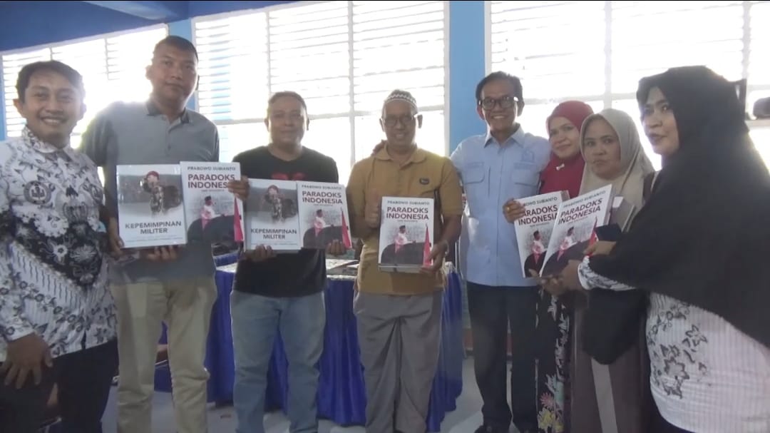 Buku Karya Presiden Prabowo Dibagikan kepada Sekolah di Pinrang