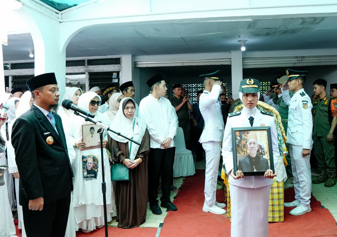 Gubernur Sulsel Lepas Jenazah Mantan Sekprov Mappatoeroeng Parawansa
