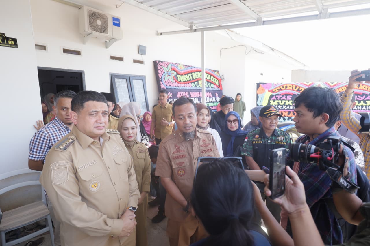 Gubernur Sulsel dan Munafri-Aliyah dSerahkan Santunan ke Keluarga ASN Korban di DPRD