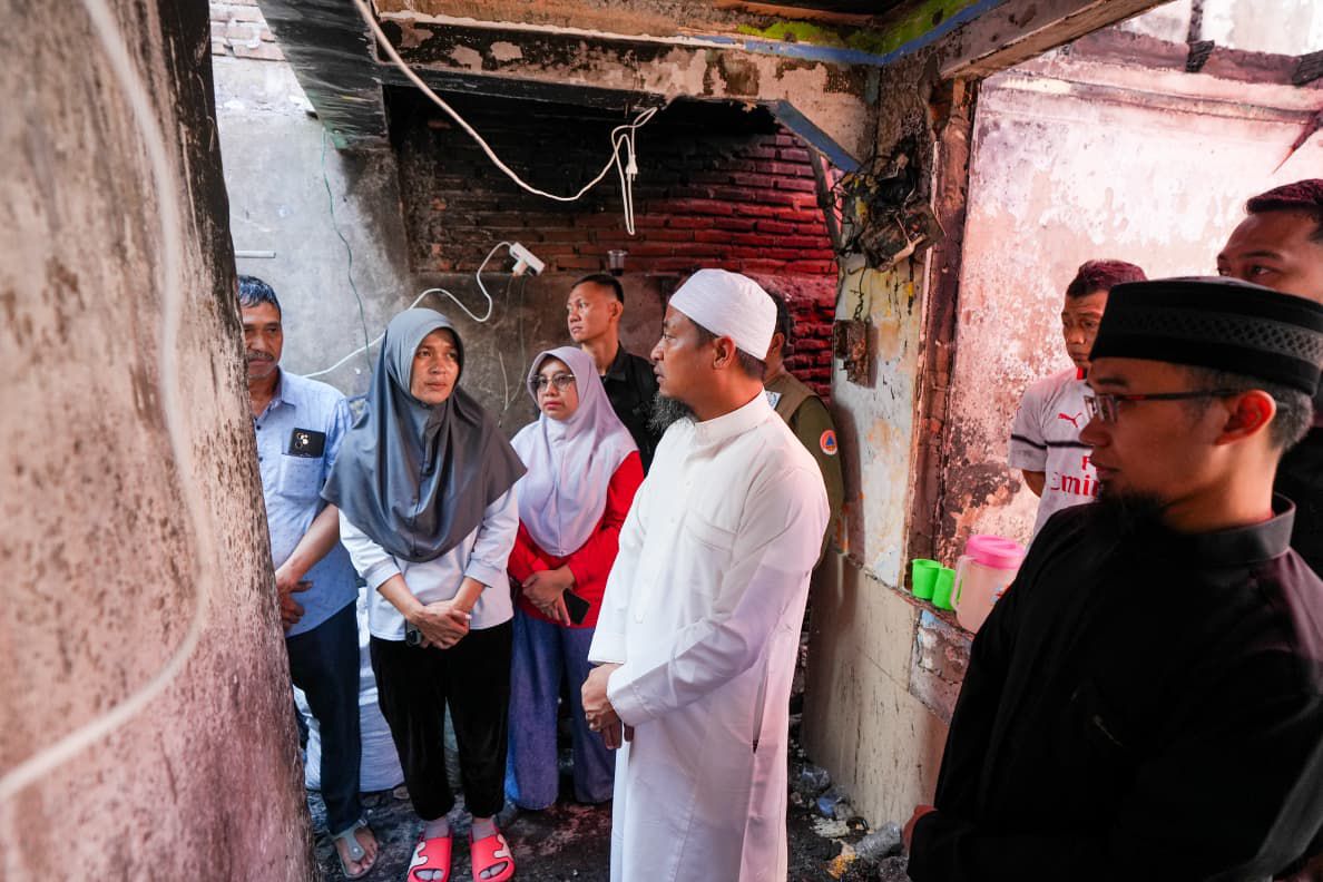 Gubernur Sulsel Tinjau Lokasi Kebakaran di Jalan Baji Dakka, Serahkan Santunan untuk Korban