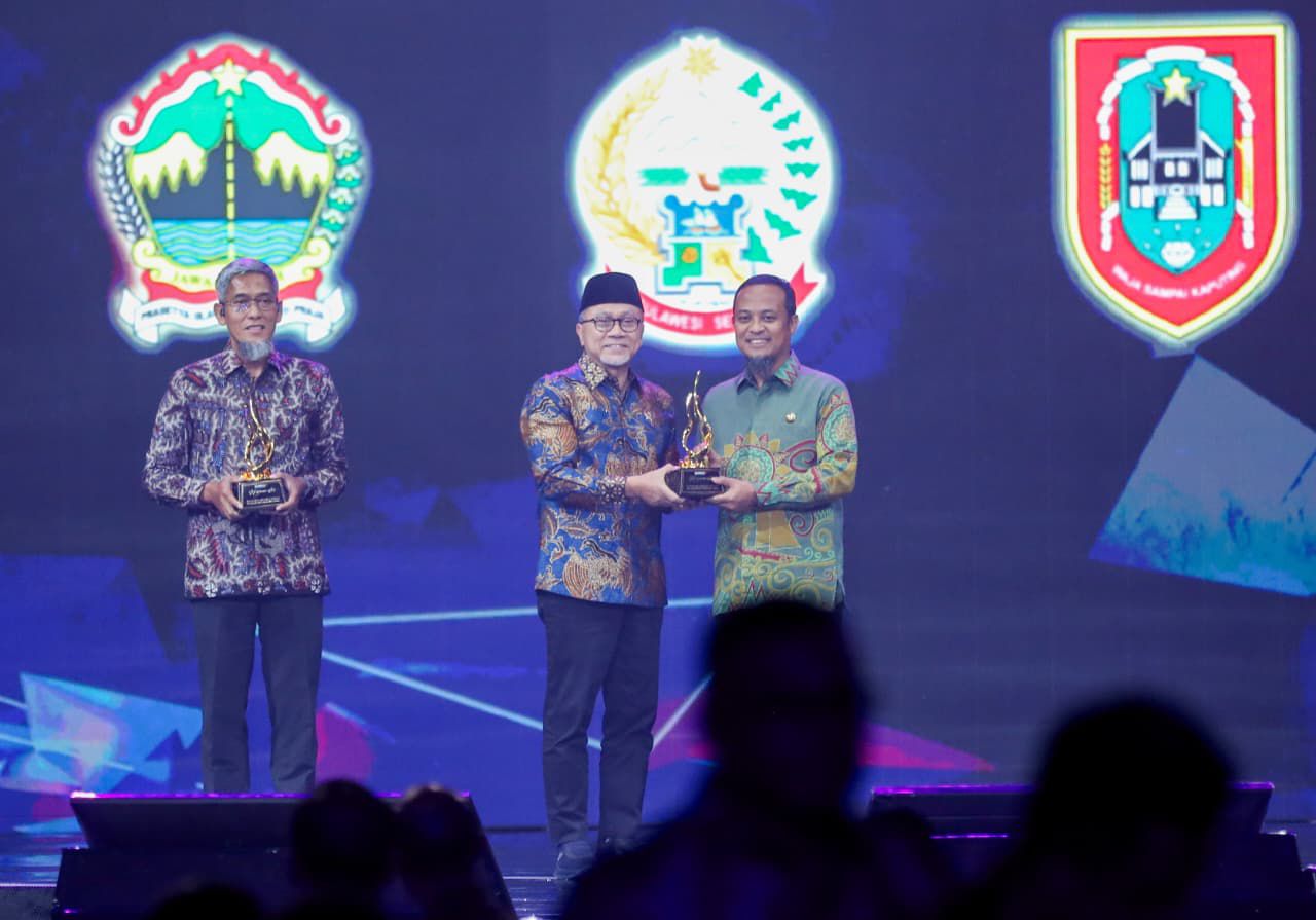 Rekor Sejarah Stok Pangan, Gubernur Sulsel Terima Penghargaan Nasional Ketahanan Pangan