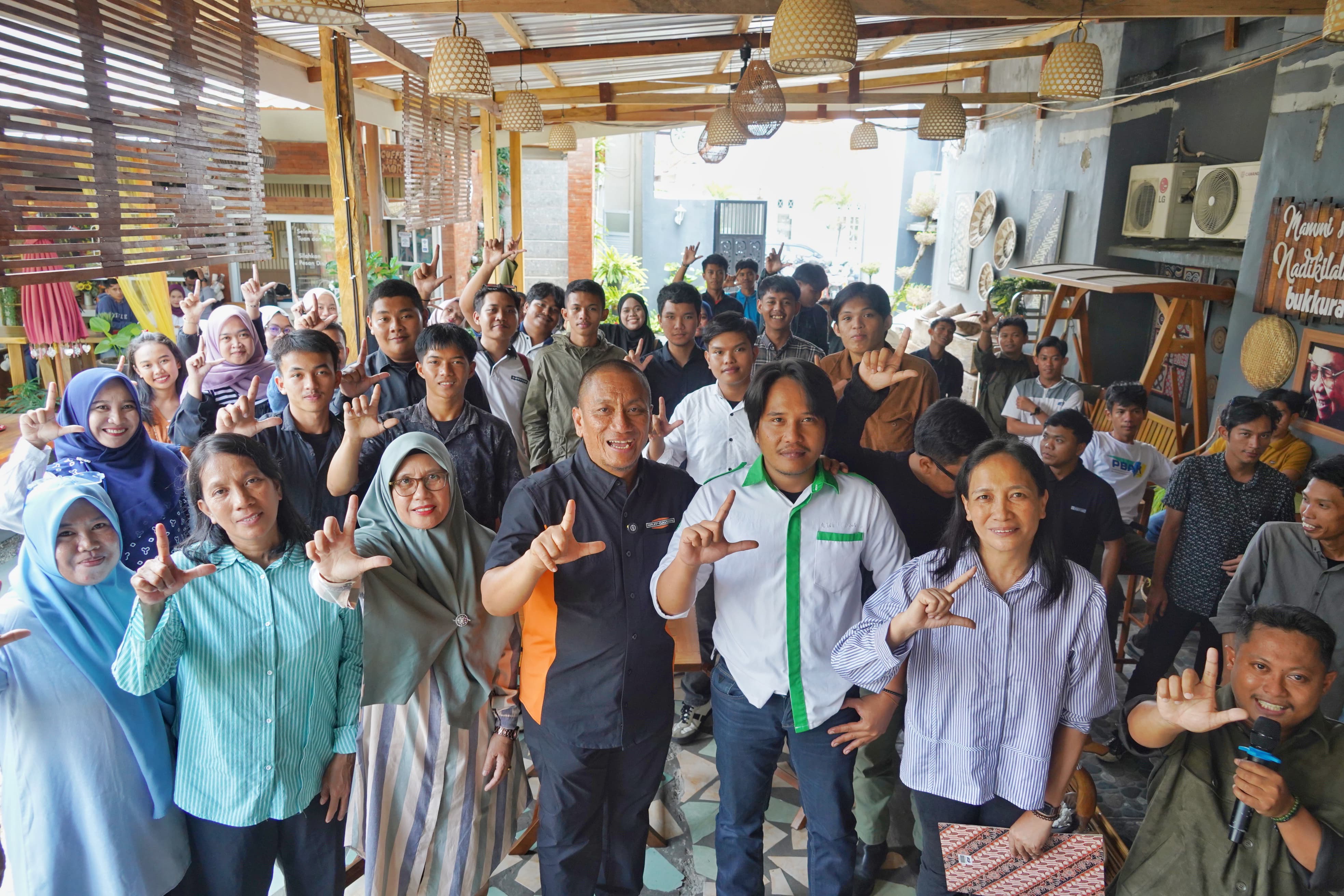 HAM LUTIM Apresiasi Bupati hadir berdialog dengan Mahasiswa serta Komitmennya Membangun Asrama