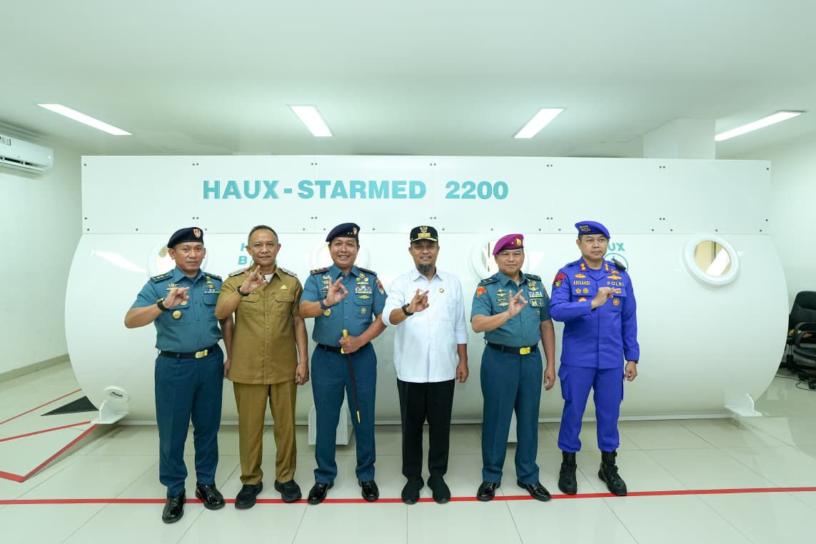 Gubernur Sulsel Terima Brevet Kehormatan Hiperbarik dari TNI AL