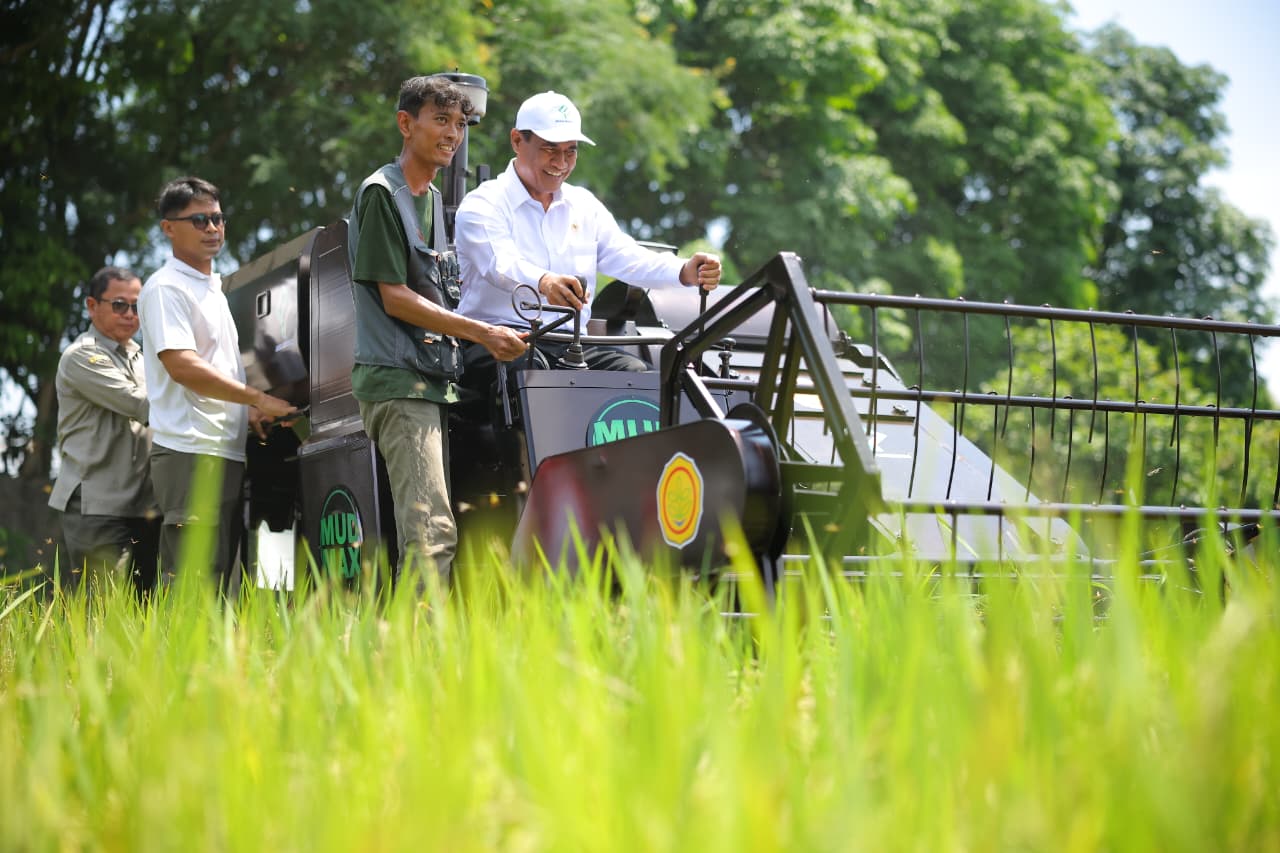 Mentan Banggakan Generasi Combine Harvester Terbaru di Serpong